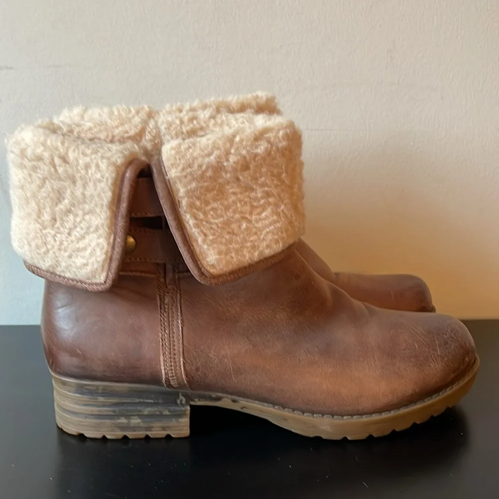 Tara M brown leather distressed boots size 9